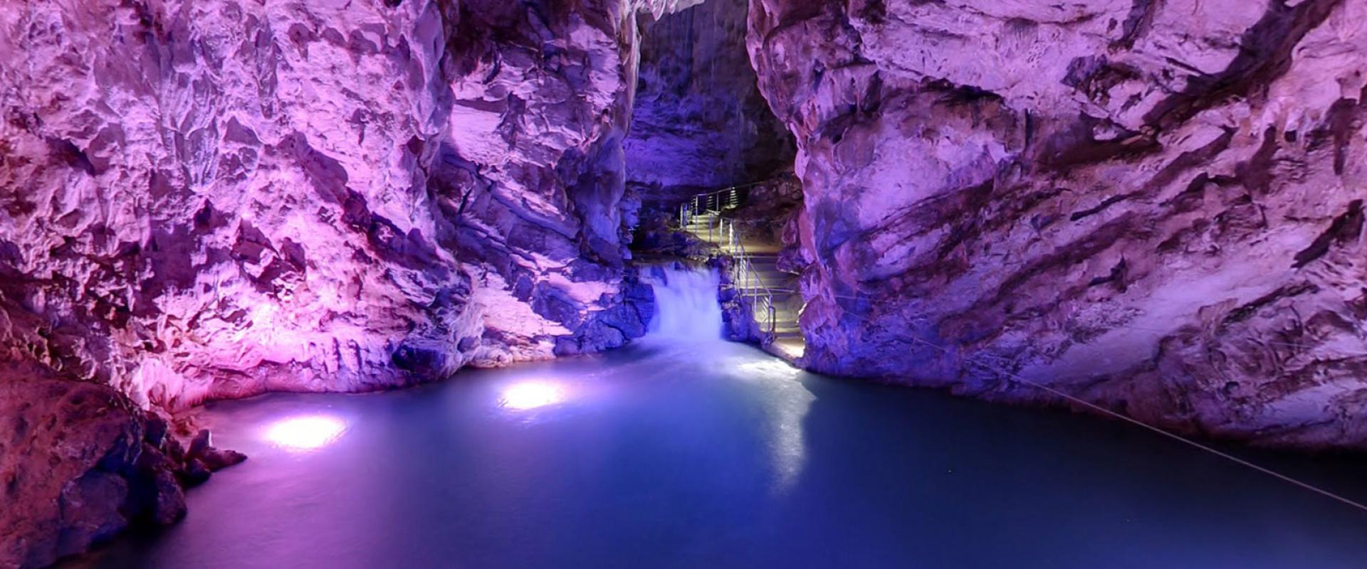 Visit the Pertosa caves