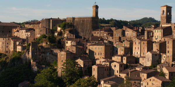 Trekking path from Sorano to San Quirico and visit of Rock settlements and tasting of local products in San Quirico.