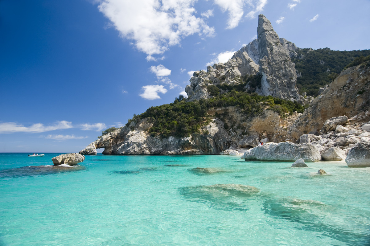 Excursion of the beautiful beach of Cala Luna | Borghi Italia Tour Network