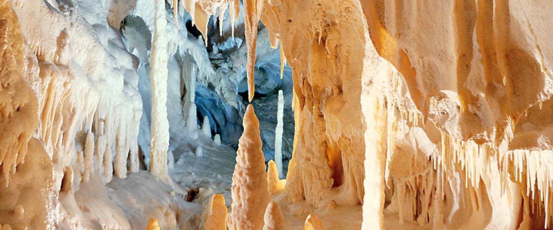 Guided tour inside Frasassi Caves